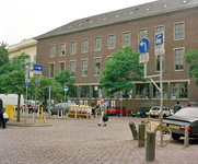 840044 Afbeelding van de vele verkeersborden (een 'doolhof') op de Ganzenmarkt te Utrecht, met op de achtergrond de ...